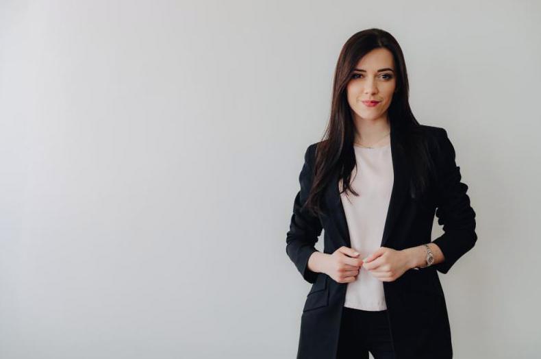 Jak nosić kombinezon w kolorze czarnym aby wyglądać modnie i stylowo