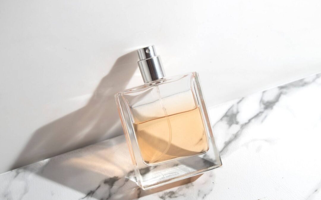 Subtelna elegancja w butelce, czyli jak wybrać idealne, delikatne perfumy damskie na co dzień